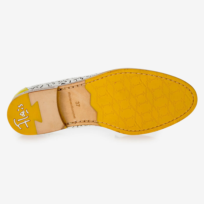 Witte leren loafer met zwarte print