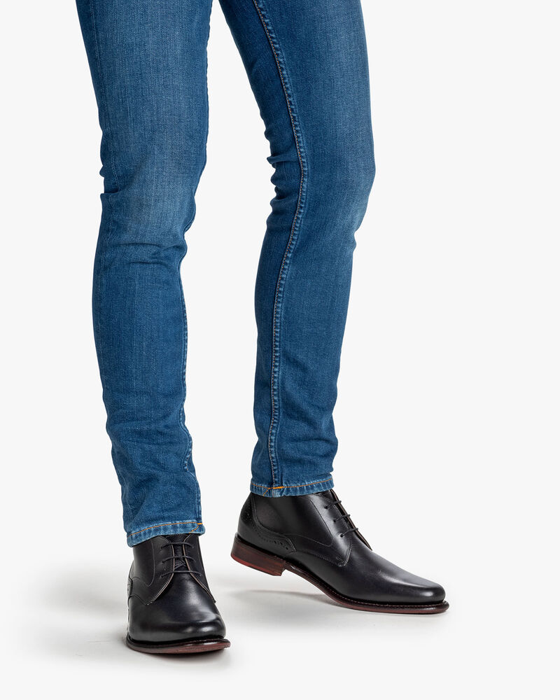 Lace boot calf leather black