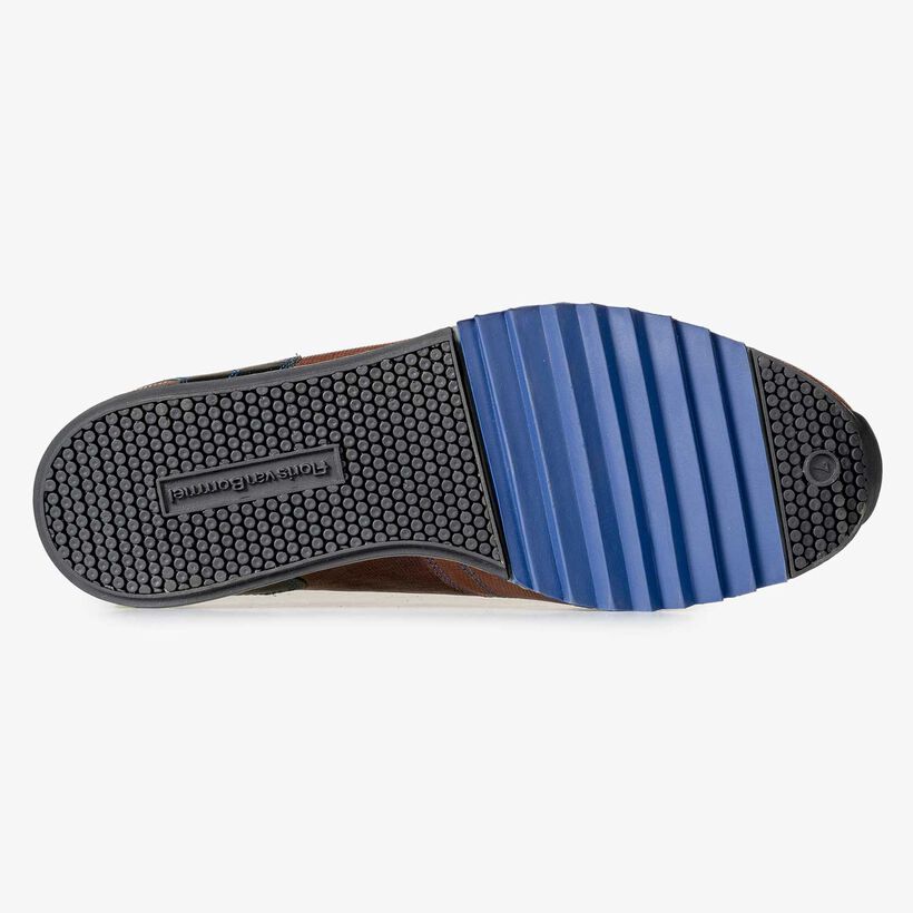 Bruine sneaker met kobaltblauwe stiksels