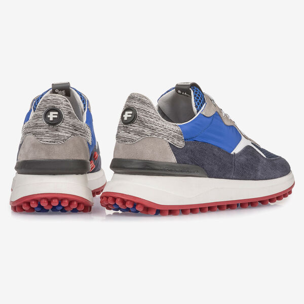 Donkerblauwe su&egrave;de sneaker met grijze details