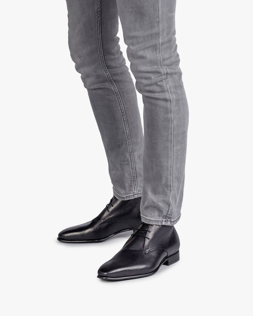 Black calf leather lace shoe