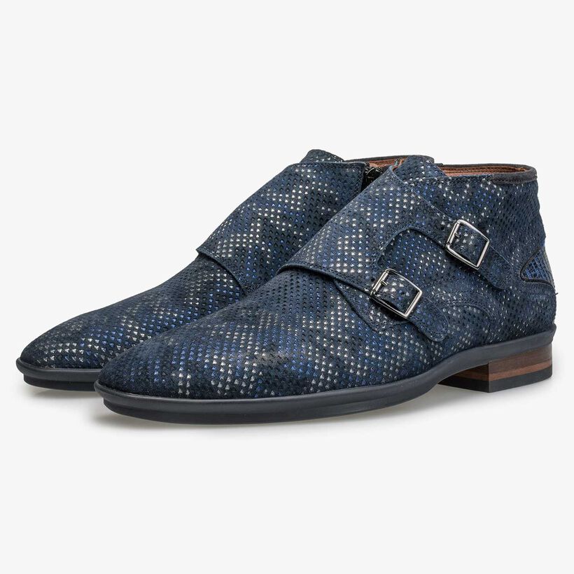 Mid-high patterned buckled shoe