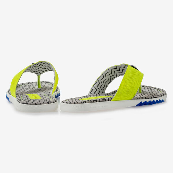 Gele su&egrave;de teenslipper met print