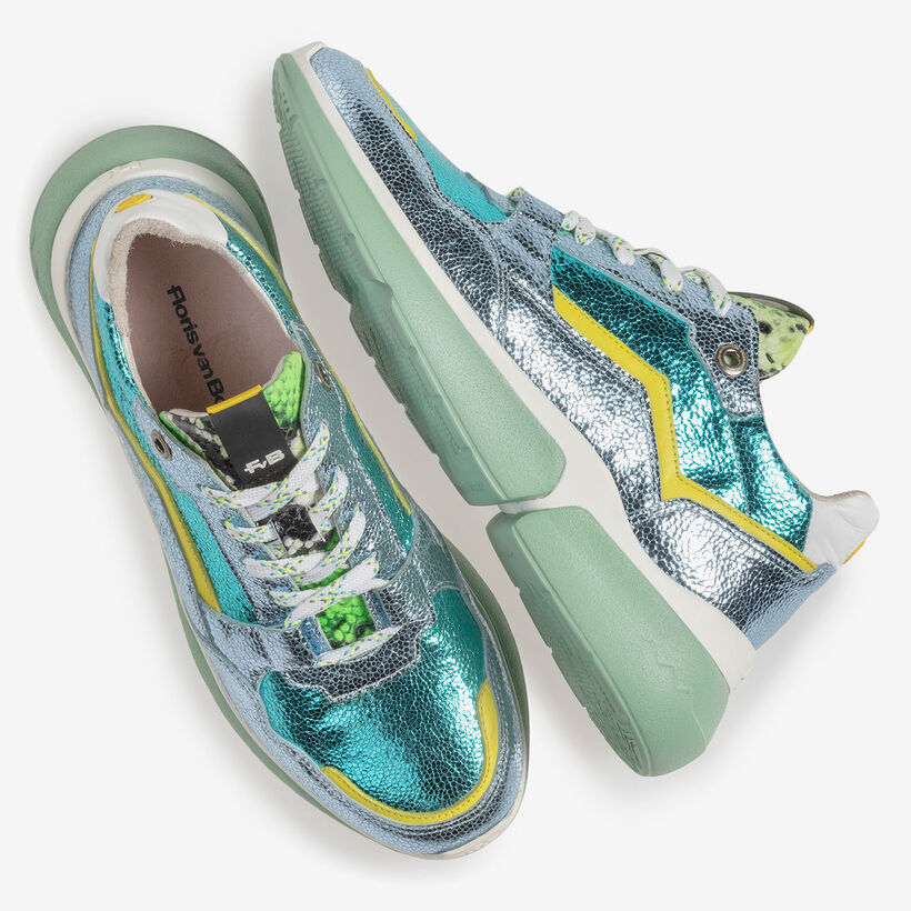 Lichtblauwe leren sneaker met metallicprint