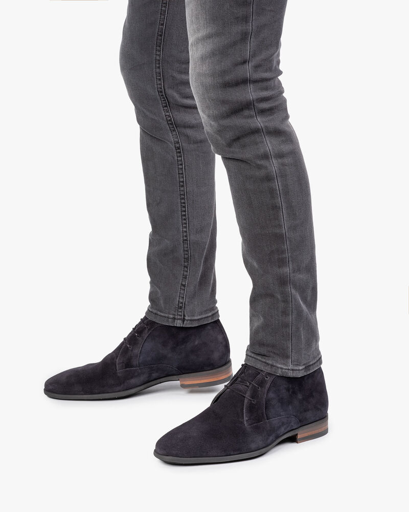 Donkerblauwe su&egrave;de veterboot