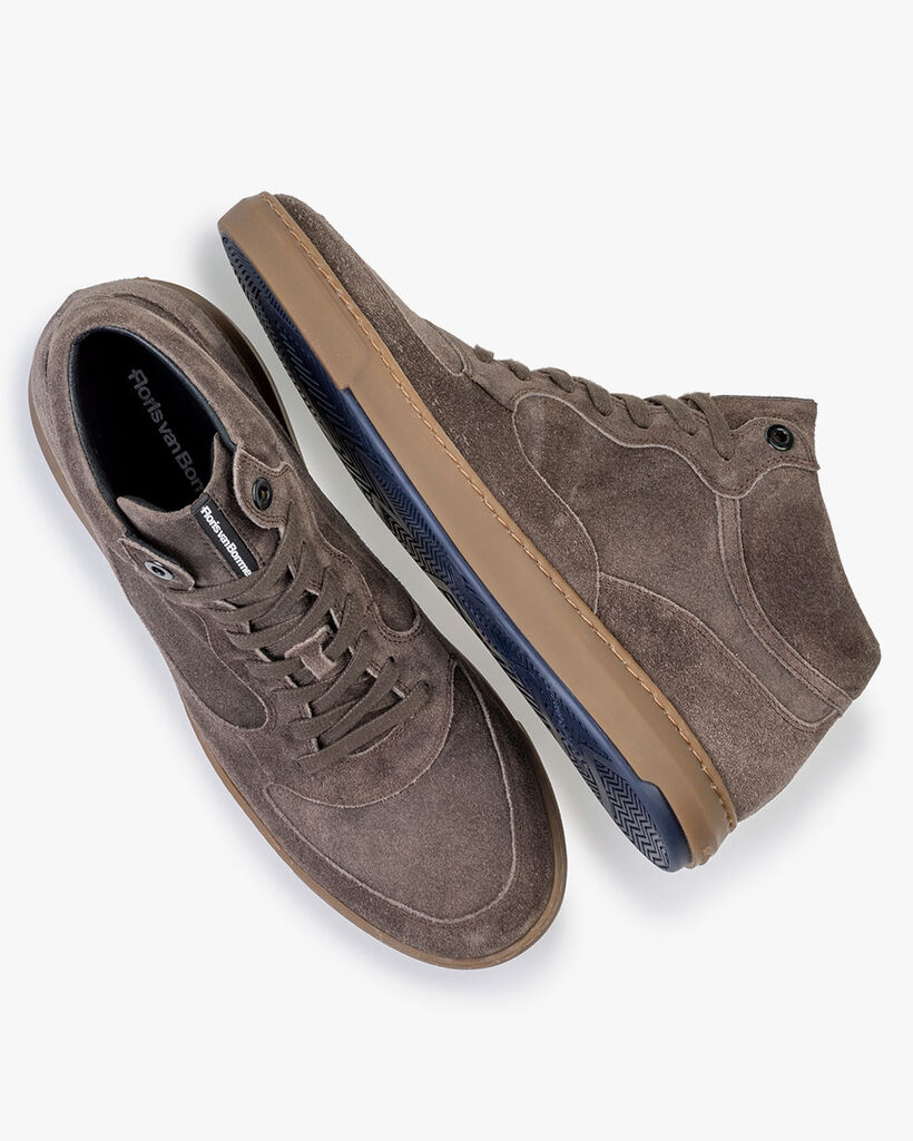 Sneaker su&egrave;de taupe