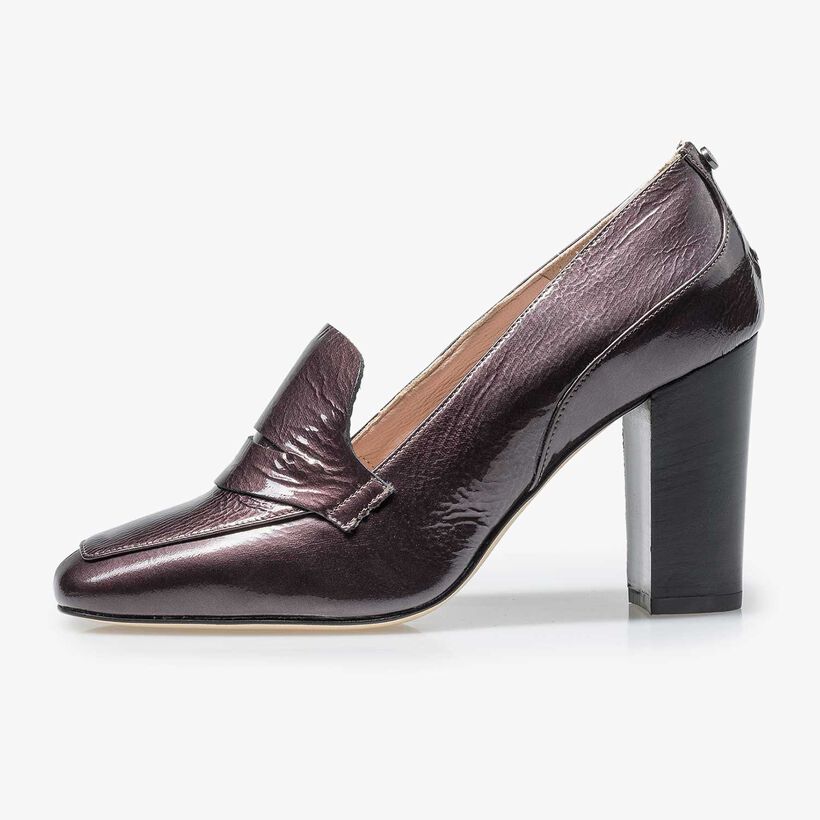 Burgundy red/taupe-coloured patent leather high heel with wrinkle effect