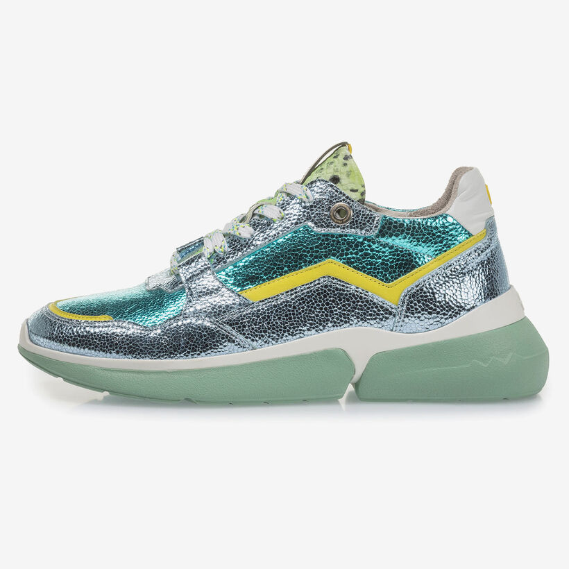Lichtblauwe leren sneaker met metallicprint