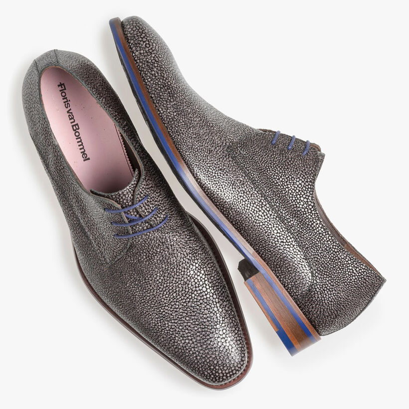 Grey lace shoe with metallic print