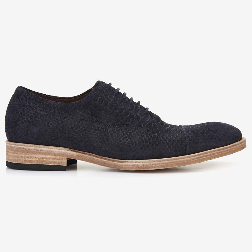 Floris van Bommel heren veterschoen in donkerblauw suède met snakeprint