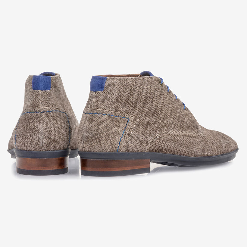 Zandkleurige su&egrave;de veterboot met print