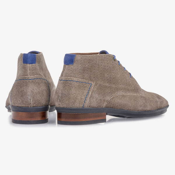 Zandkleurige su&egrave;de veterboot met print