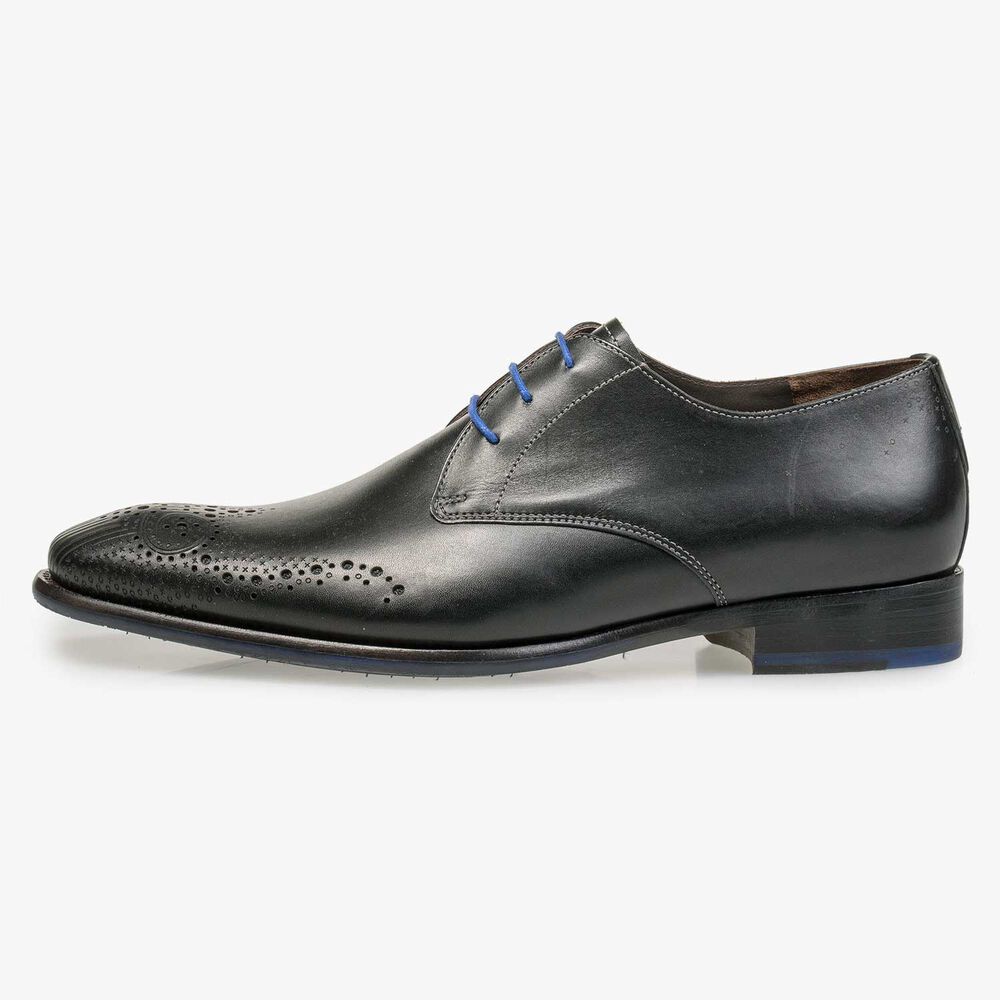 Black brogue lace shoe made of calf’s leather