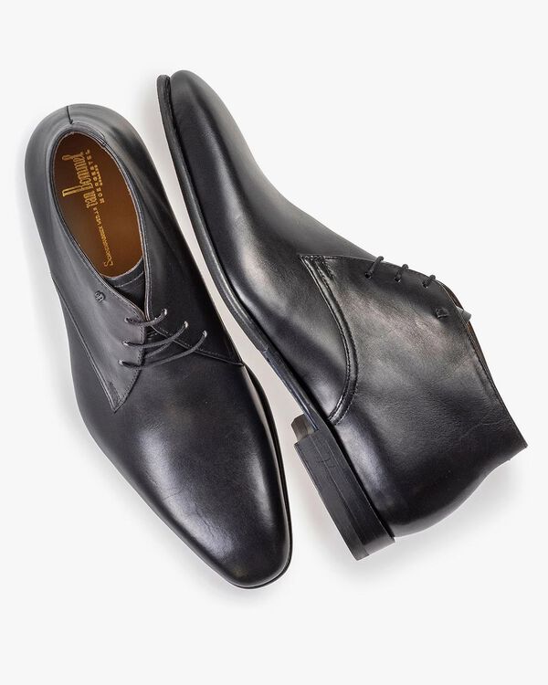 Black calf leather lace shoe