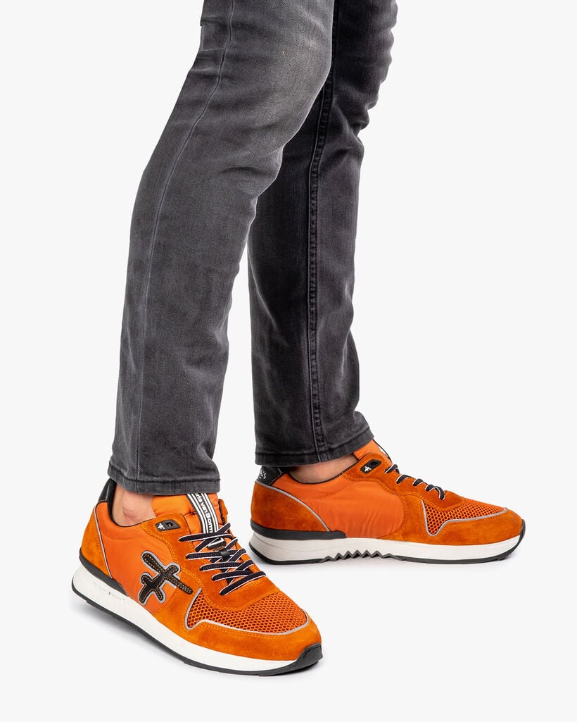 Sneaker oranje su&egrave;de