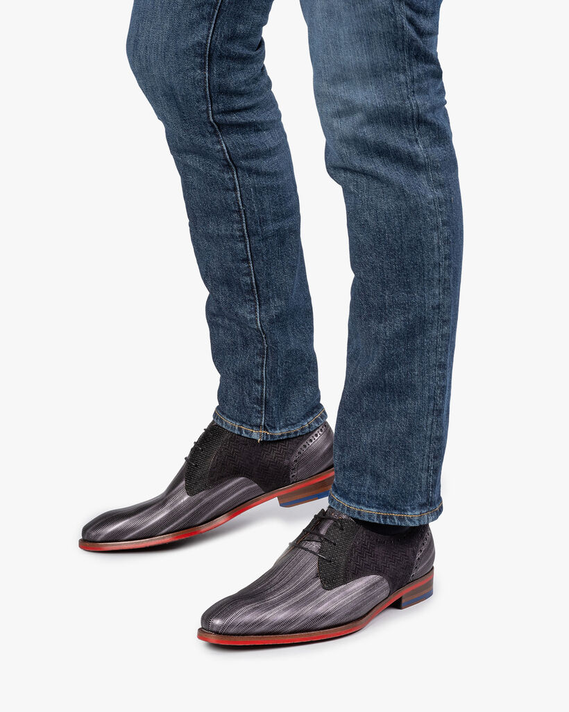 Lace shoe metallic black