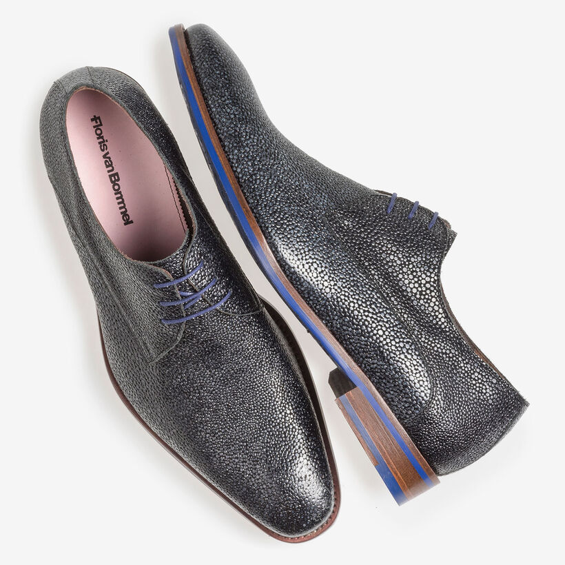 Blauwe veterschoen met metallicprint