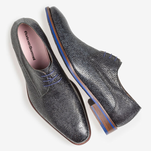 Blauwe veterschoen met metallicprint