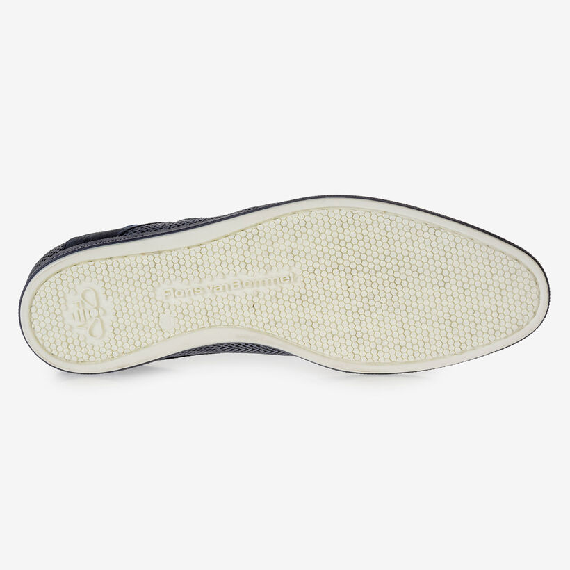 Donkerblauwe su&egrave;de gespschoen met print