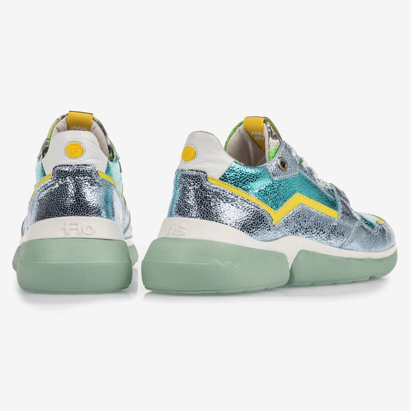 Lichtblauwe leren sneaker met metallicprint