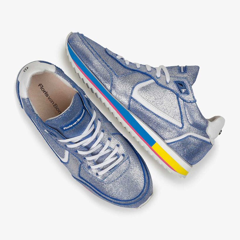 Zilveren metallic leren sneaker met blauw changeant effect