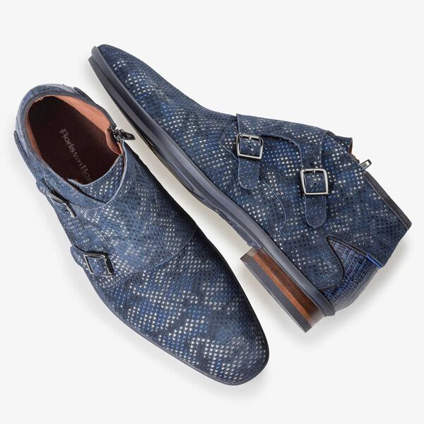 Mid-high patterned buckled shoe