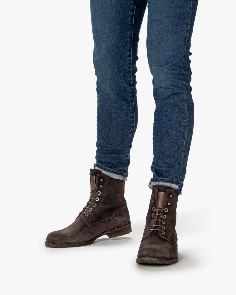 Gevoerde veterboot su&egrave;de bruin