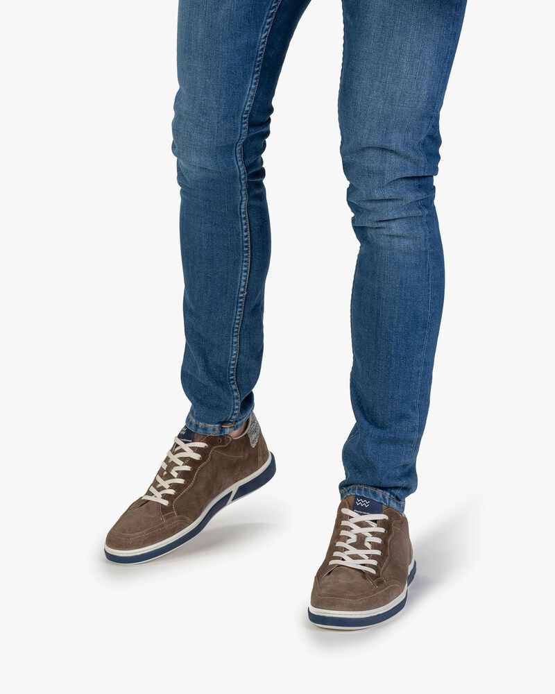 Sneaker su&egrave;de taupe