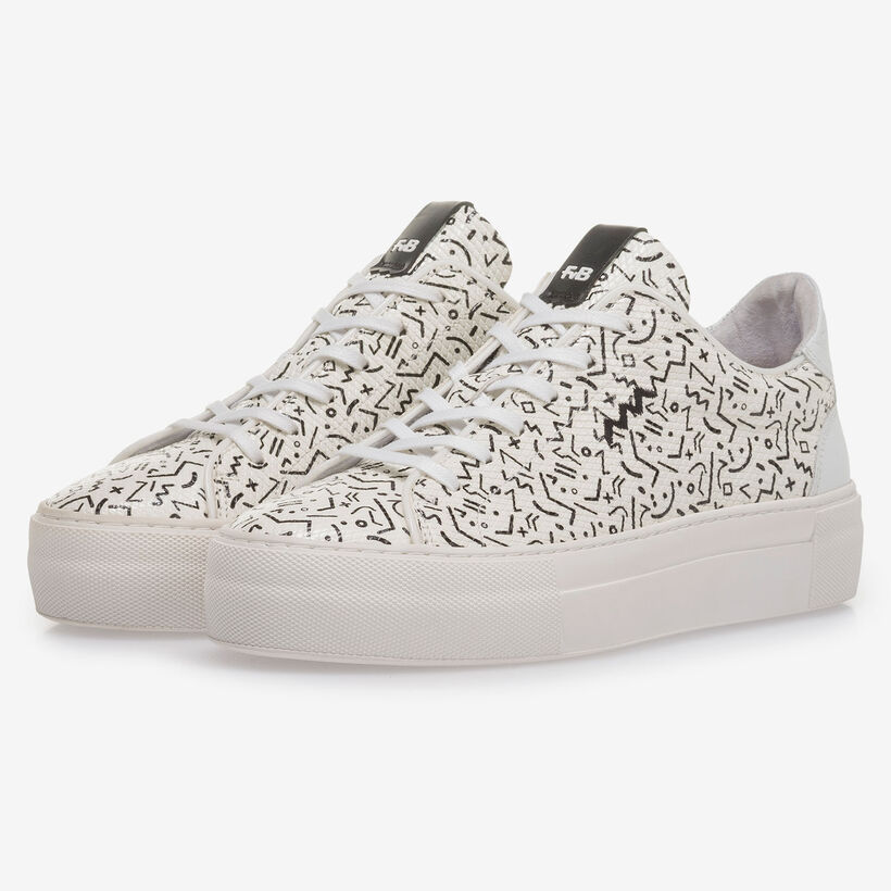 Witte leren sneaker met zwarte print
