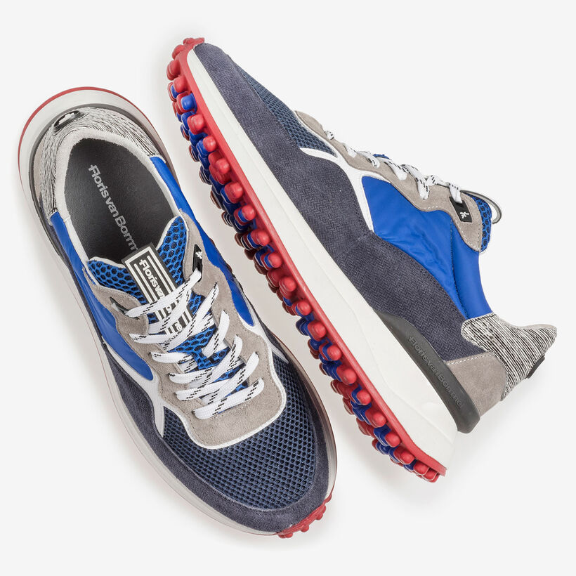 Donkerblauwe su&egrave;de sneaker met grijze details