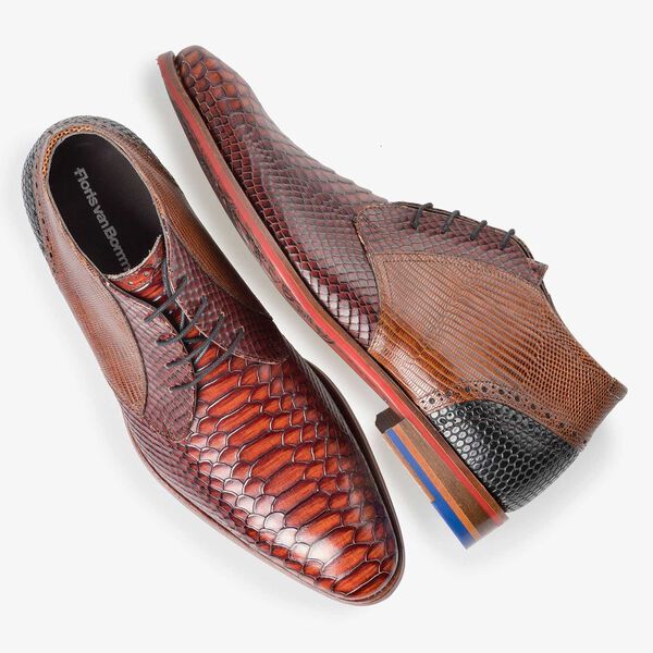 Mid-high cognac-coloured lace shoe with snake print