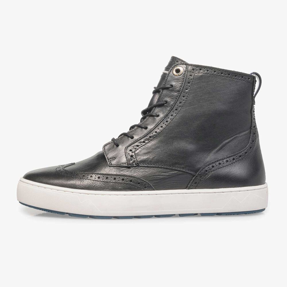 Mid-high leather sneaker