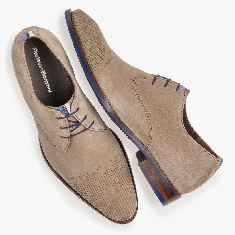 Beige suede leather lace shoe with laser print