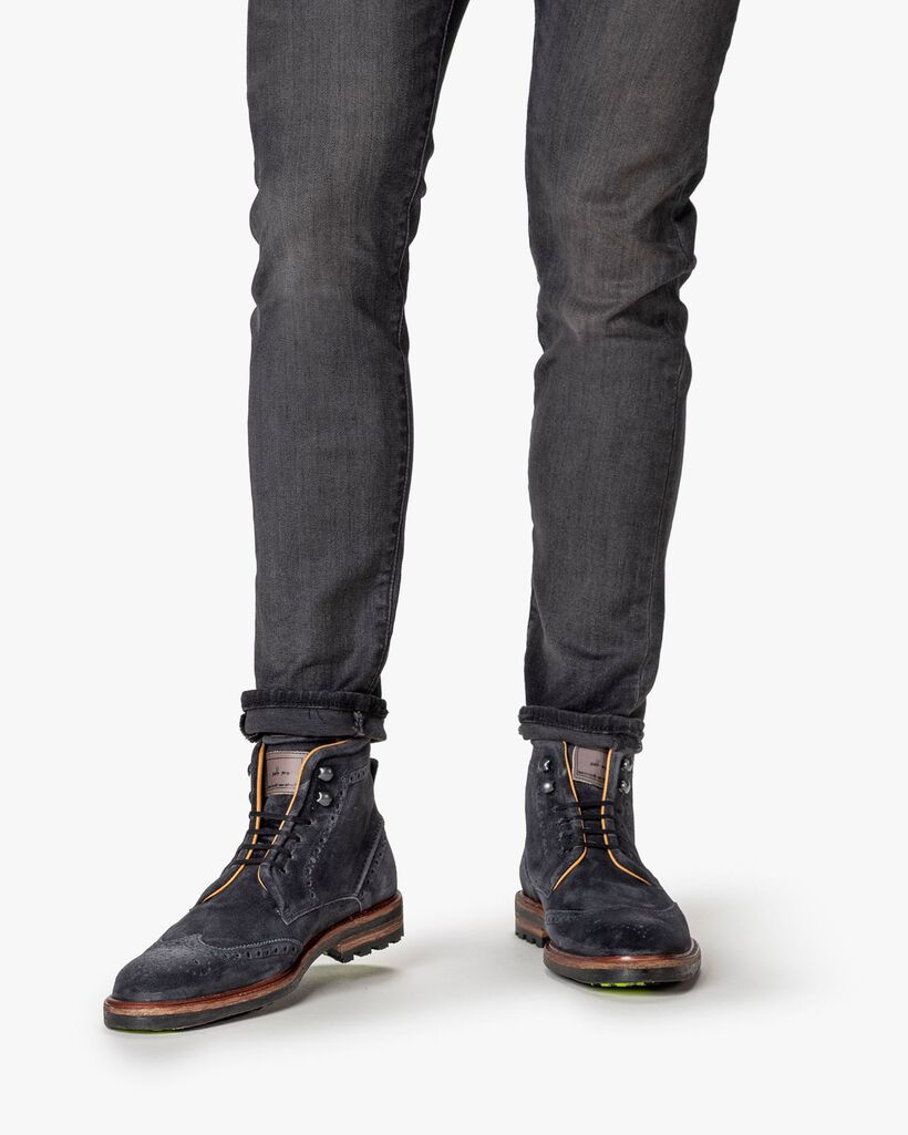 Lace boot suede black