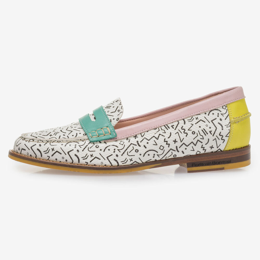 Witte leren loafer met zwarte print