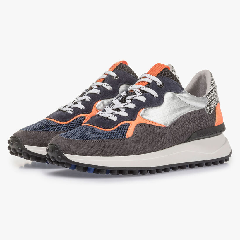 Su&egrave;de sneaker met oranje details