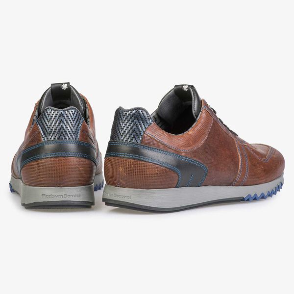 Brown sneaker with cobalt blue stitching