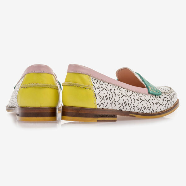 Witte leren loafer met zwarte print