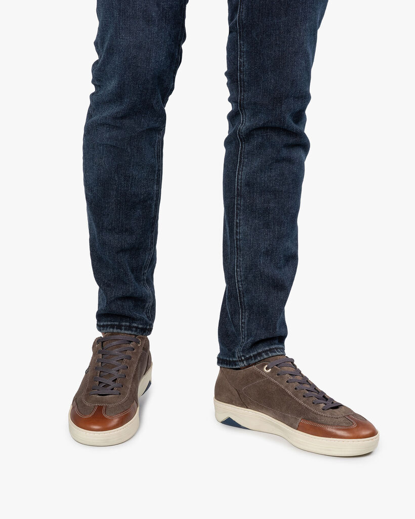 Sneaker su&egrave;de donker taupe
