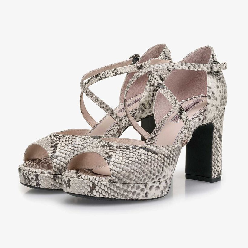 Witte leren sandaal met hak met snakeprint
