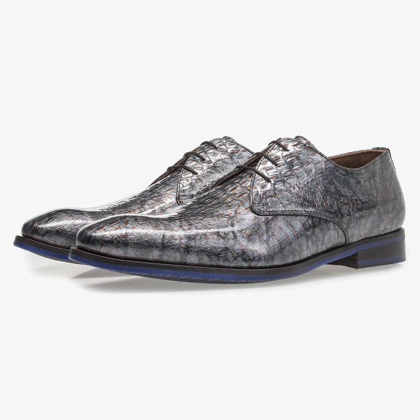Grijze lakleren veterschoen met crocoprint