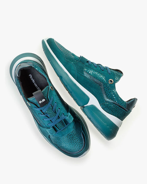 Blauwe su&egrave;de sneaker met metallicprint