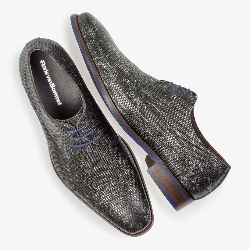 Donkergrijze leren veterschoen met metallicprint