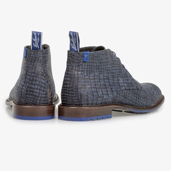Donkerblauwe nubuckleren veterschoen met crocoprint