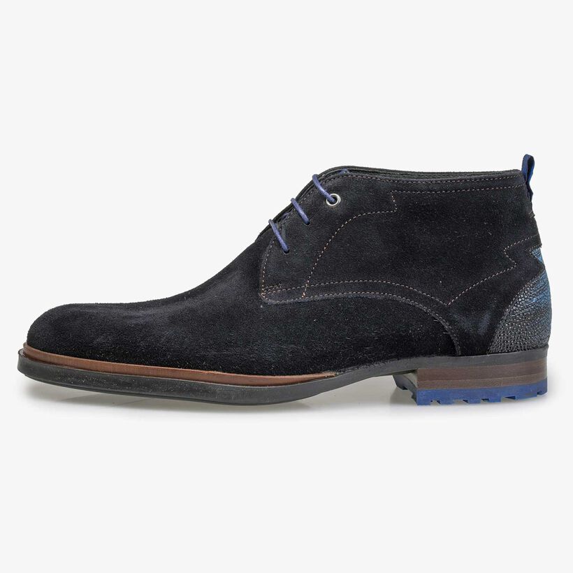 Donkerblauwe su&egrave;de veterboot
