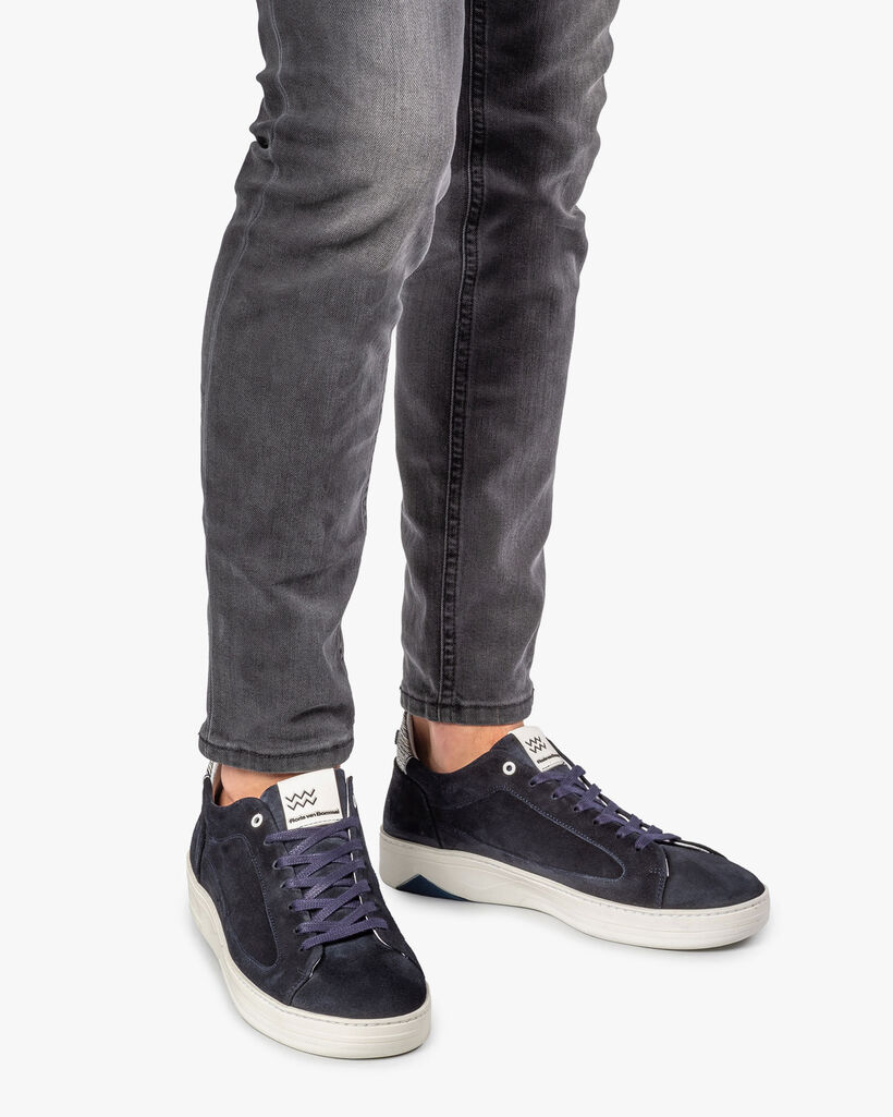 Donkerblauwe su&egrave;de sneaker