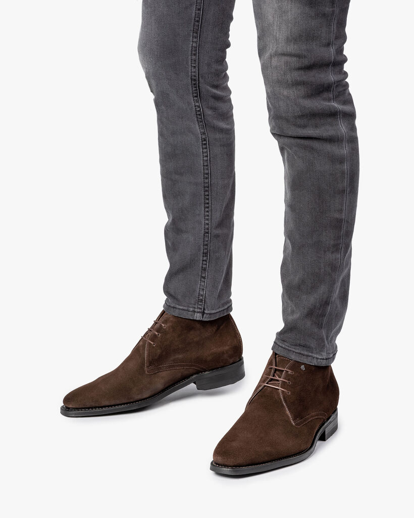 Donkerbruine su&egrave;de veterboot