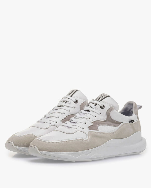Witte sneaker su&egrave;de