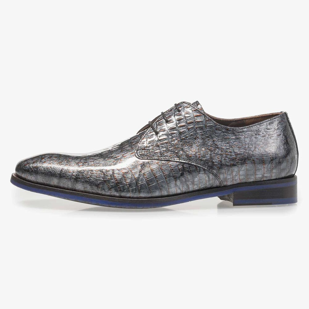 Grijze lakleren veterschoen met crocoprint