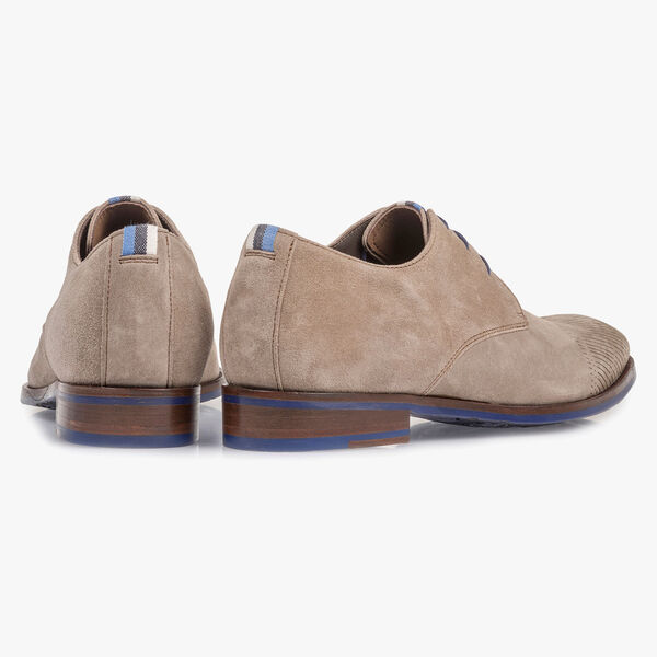 Beige su&egrave;de veterschoen met laserprint